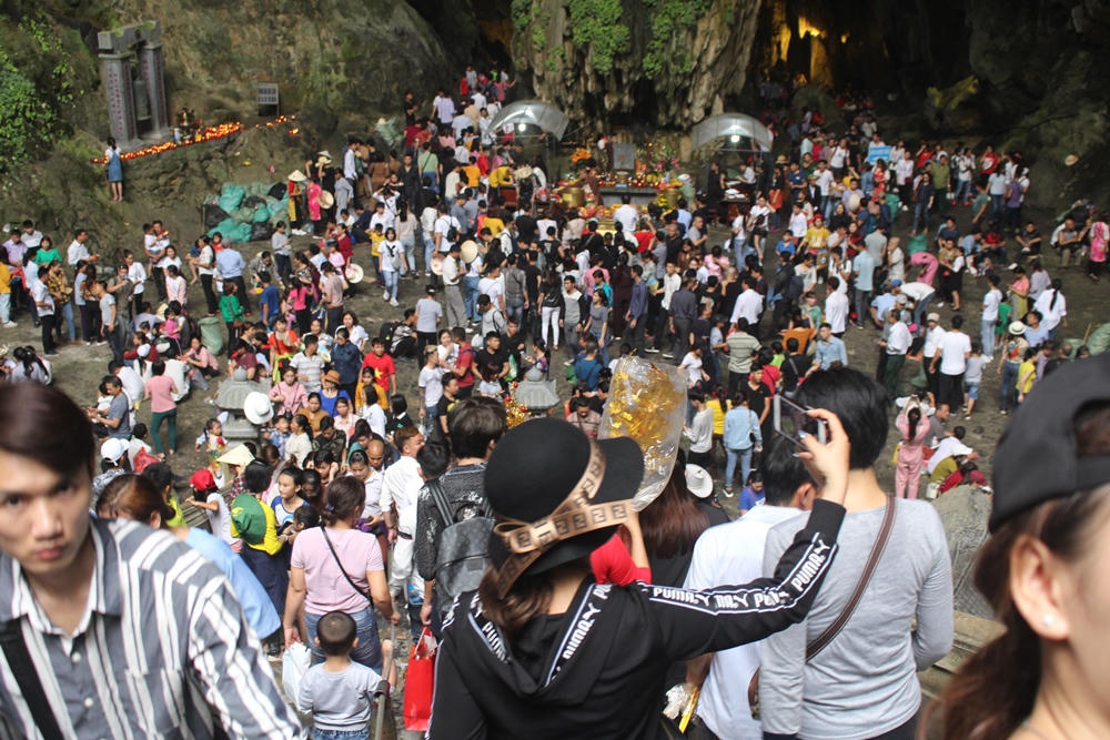 Hàng vạn du khách đổ về chiêm bái chùa Hương mỗi ngày Tết 